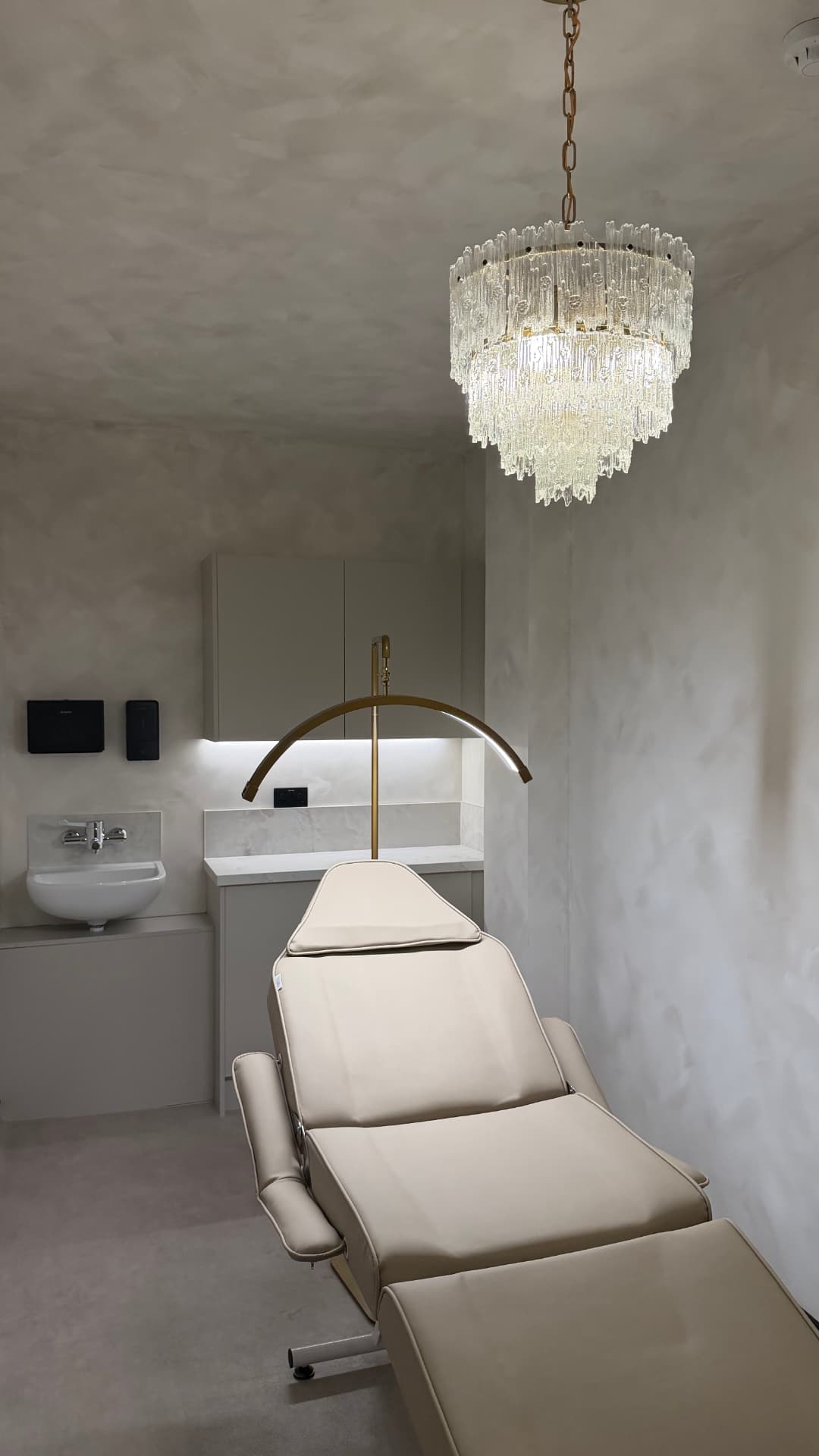 Private treatment room at Kove Clinic, Glasgow, where Dr Jacqueline Eow carries out anti-wrinkle and filler treatments